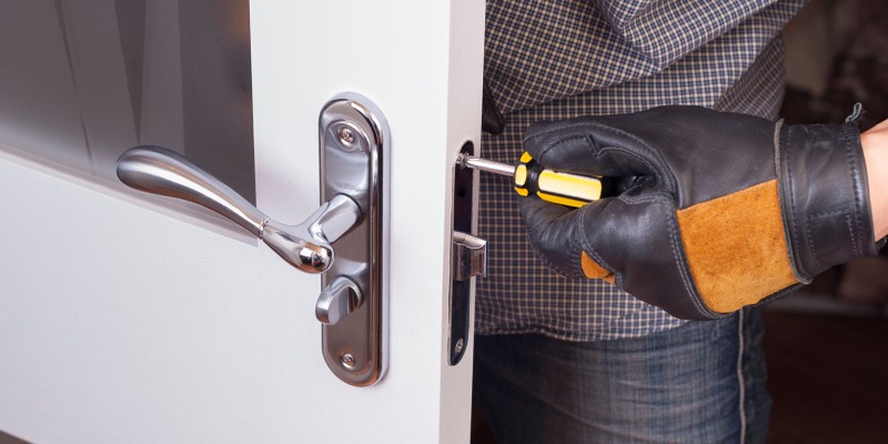 LockJudge-Types-of-Door-Locks-installing-lock