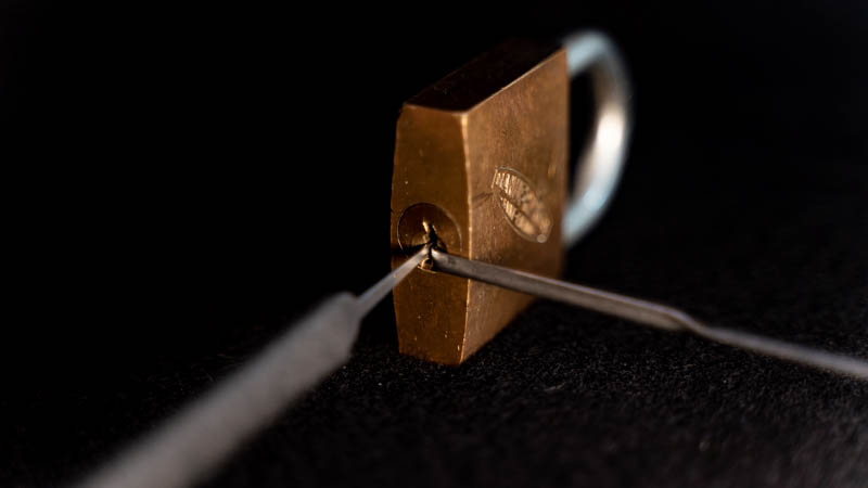lockpicking a padlock